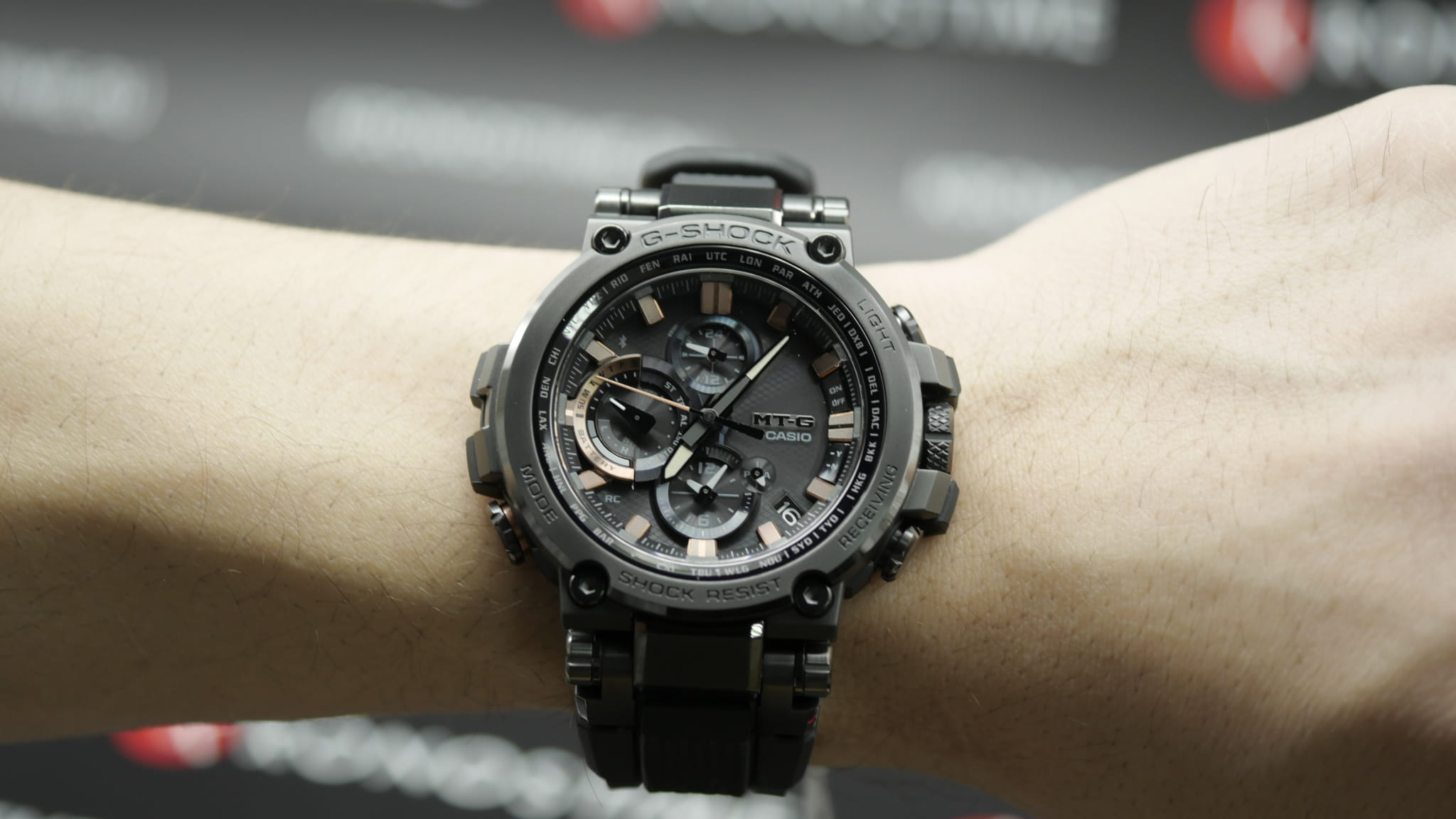 Casio MTG-B1000TJ-1AER мужские часы застежка крупным планом